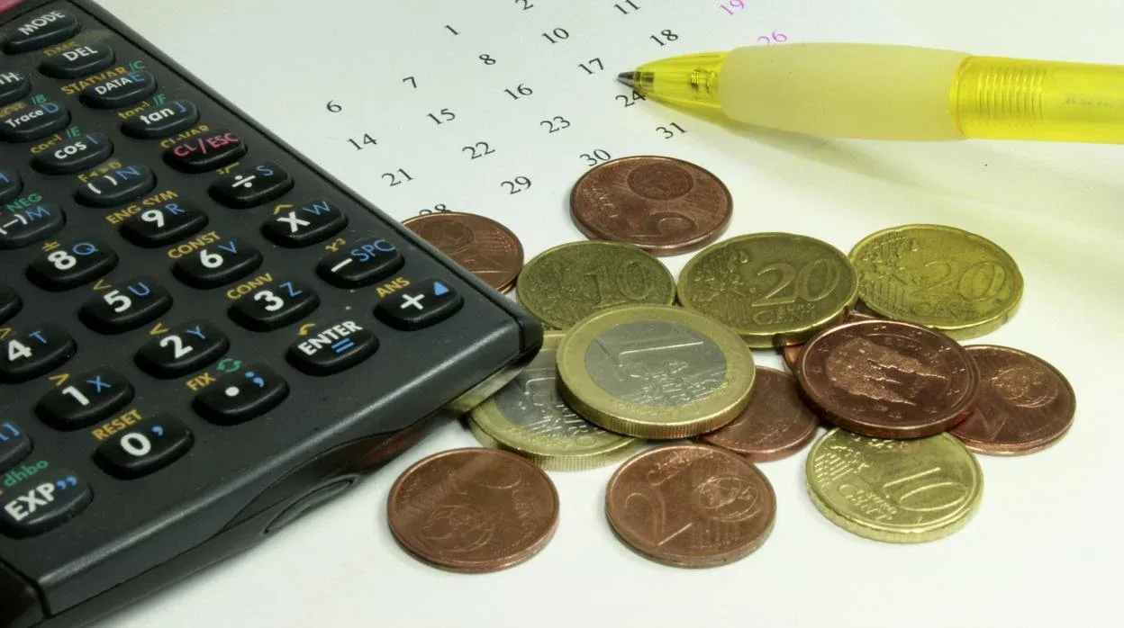 Calculadora, monedas y calendario para planificar la venta de tu coche