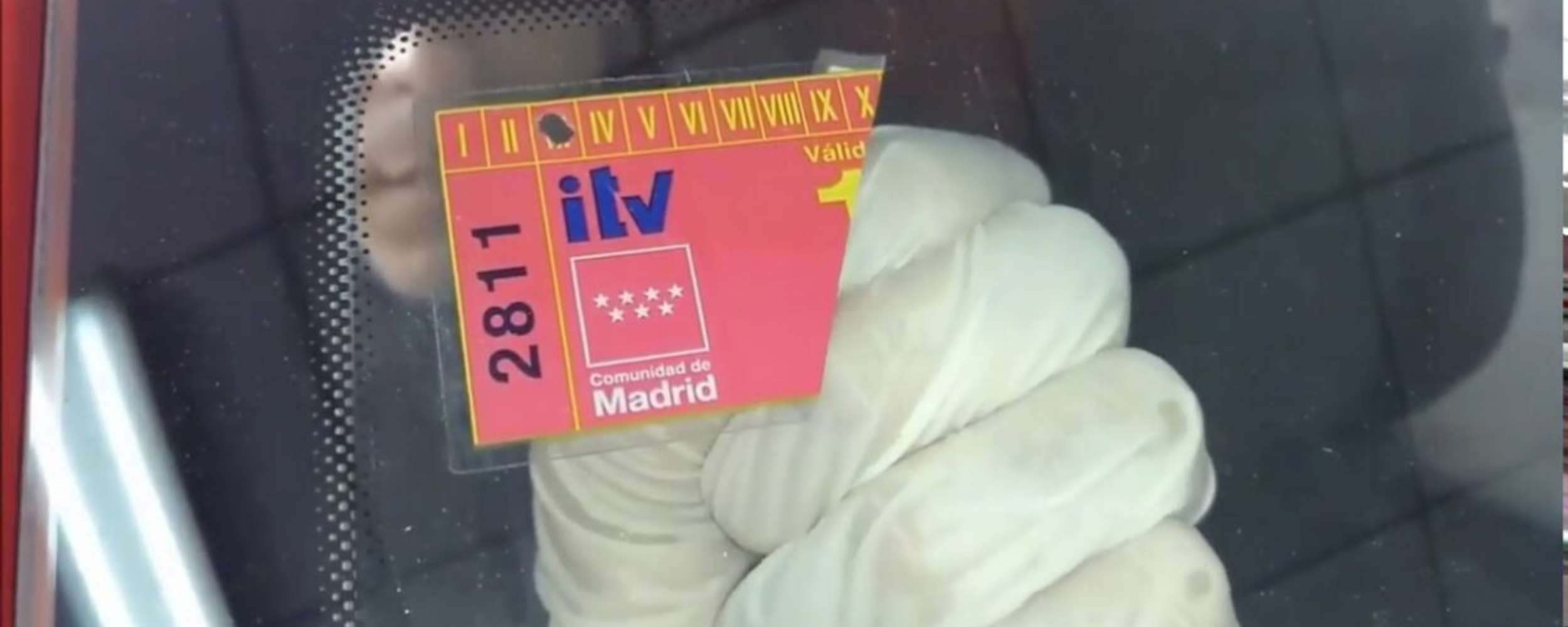 Pegatina de ITV de Madrid válida para 2811 pegada en parabrisas de vehículo