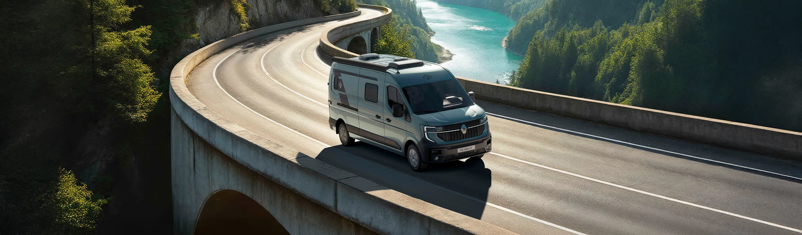 Peugeot Boxer gris circulando por carretera de montaña con vistas a lago alpino