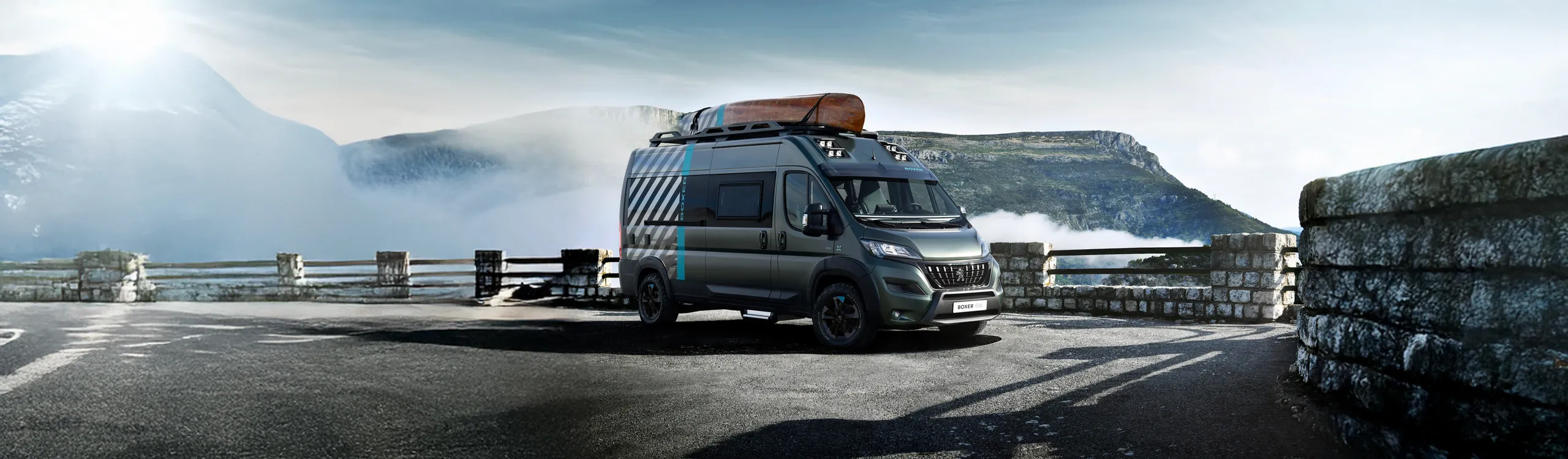 Furgoneta camperizada con equipamiento de viaje en paisaje montañoso