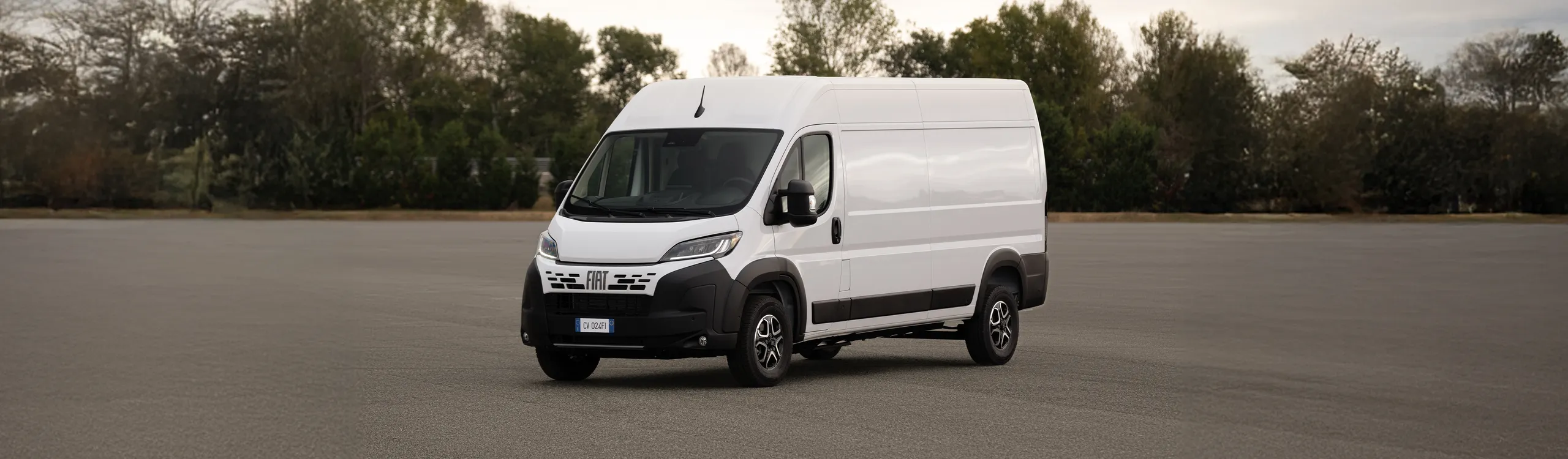 Furgoneta blanca Iveco Daily de gran tamaño para transporte intensivo