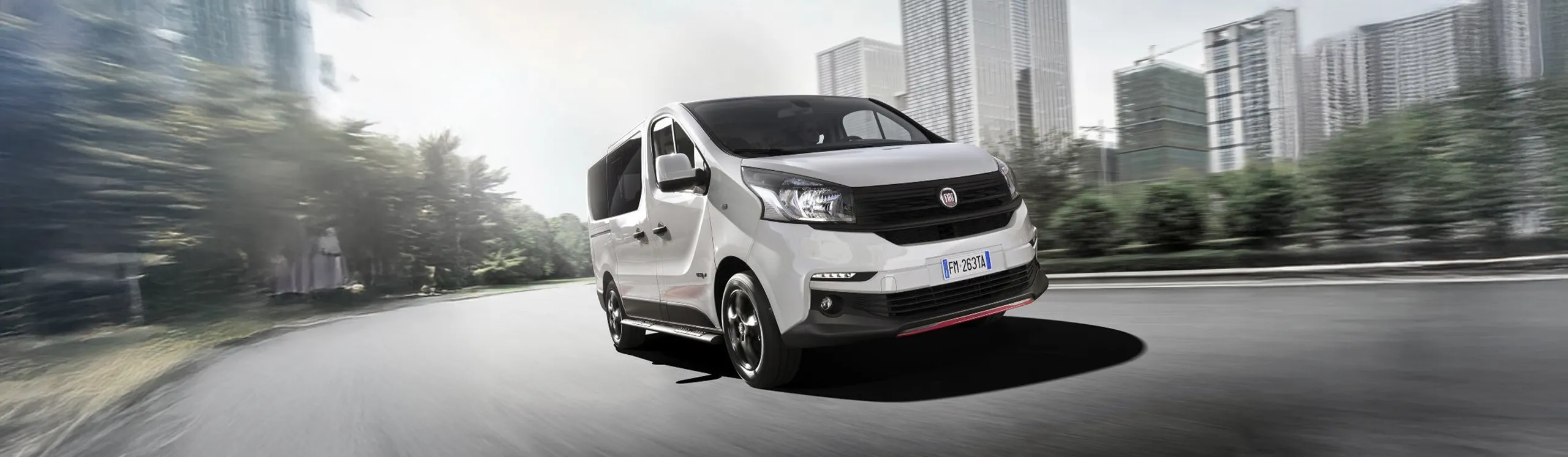 Furgoneta Fiat Talento blanca de segunda mano en circulación urbana