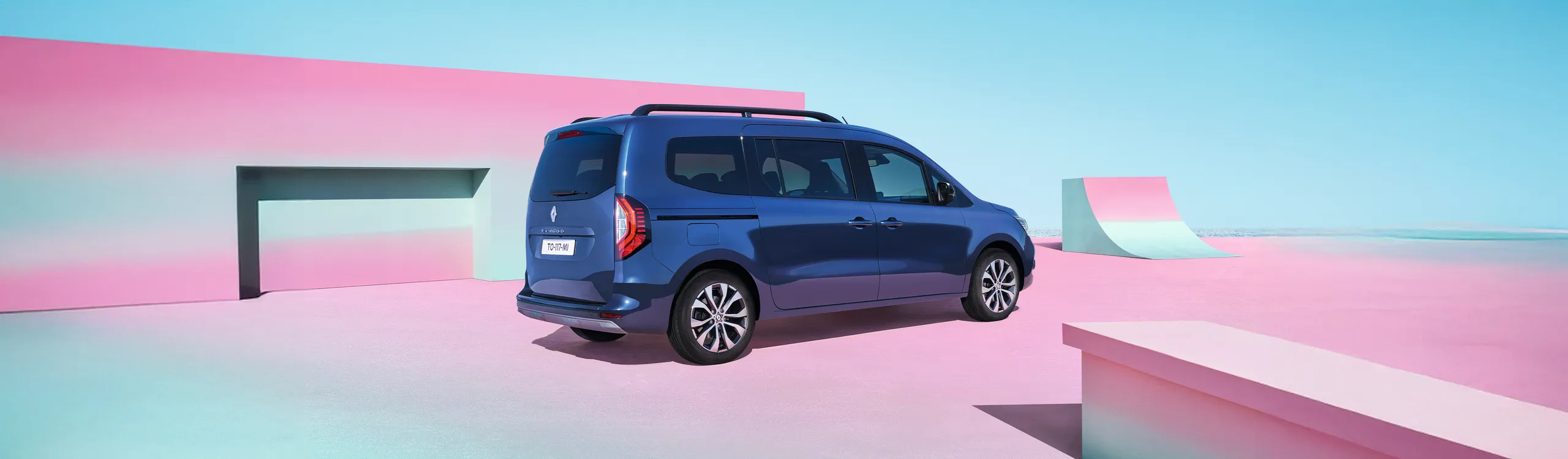 Citroën Berlingo azul oscuro vista lateral en escena minimalista rosa y turquesa