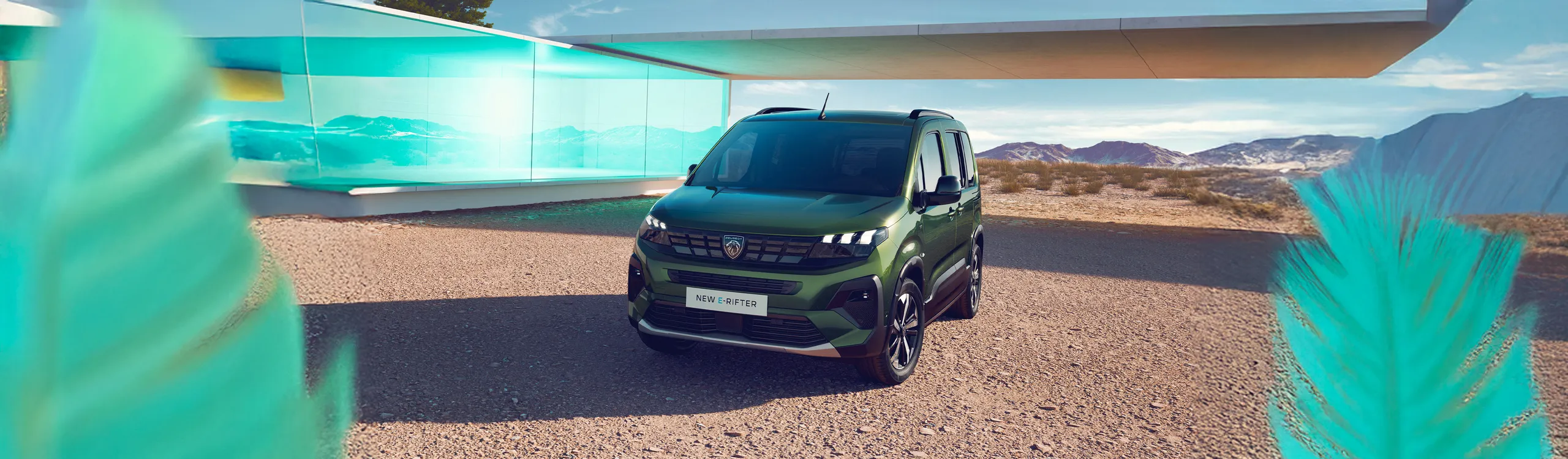 Peugeot Rifter aparcada en el desierto junto a edificio moderno de cristal