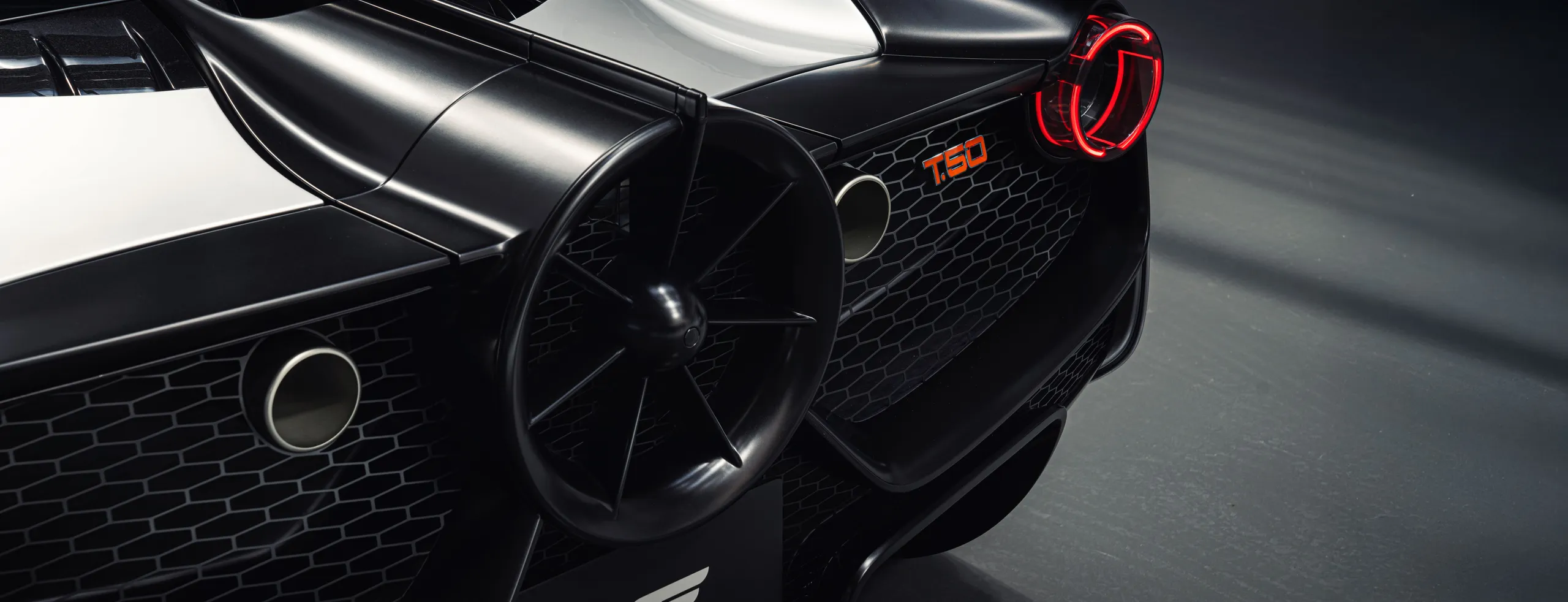 Detalle trasero del Gordon Murray T50 con alerón y pilotos LED rojos