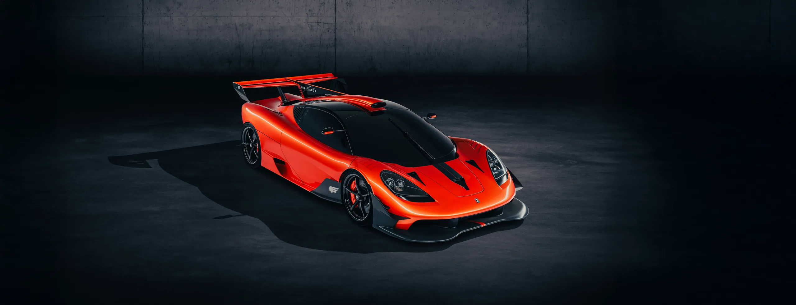 Gordon Murray T50s rojo deportivo con alerón trasero ajustable en garaje