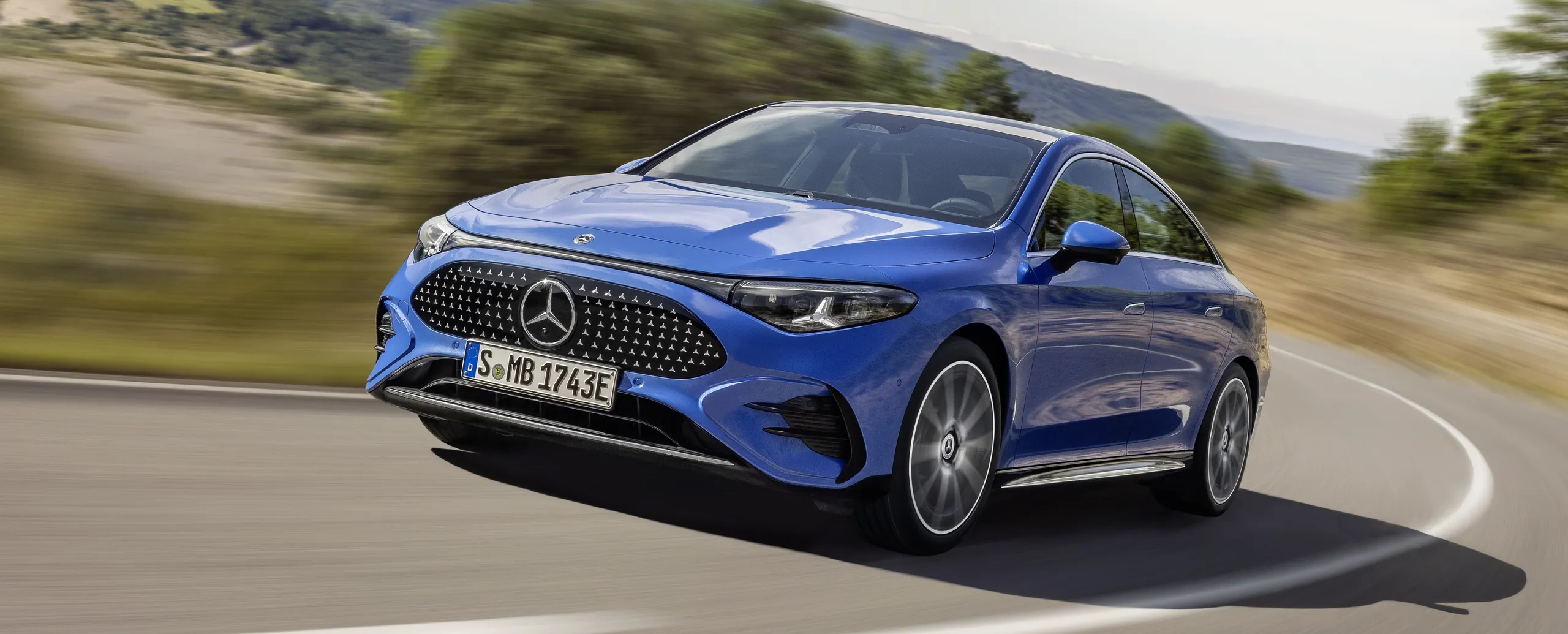 Mercedes-Benz Clase C azul circulando por carretera de montaña