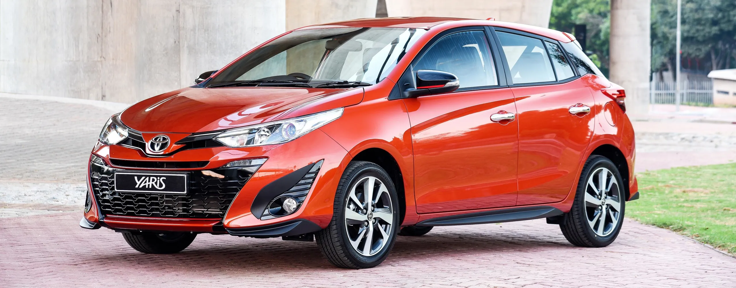 Toyota Yaris rojo en versión familiar con motor de gasolina eficiente
