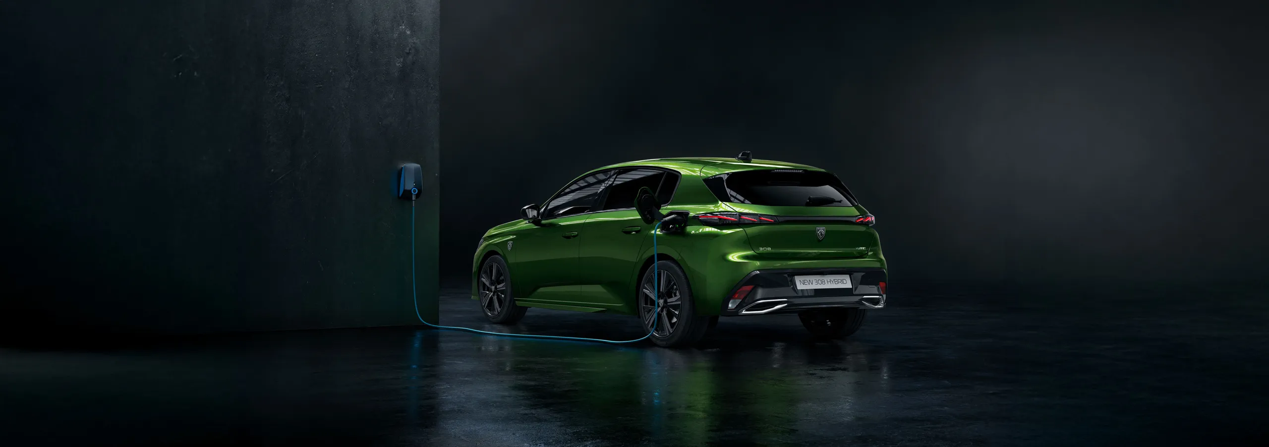 Volkswagen Passat híbrido enchufable verde cargando en estación eléctrica