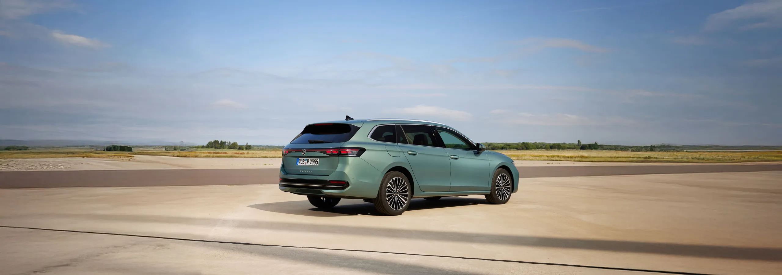 SUV híbrido enchufable azul turquesa en color claro con etiqueta CERO