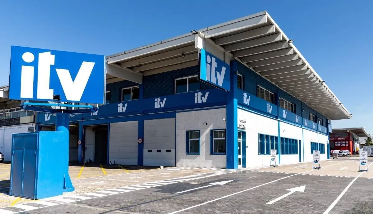 Estación de ITV con señalética azul y blanca para inspecciones técnicas vehiculares