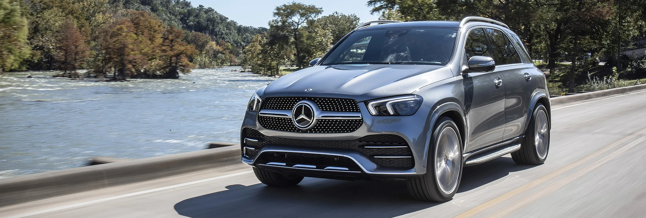 Mercedes-Benz GLE circulando por carretera junto al río con elegancia