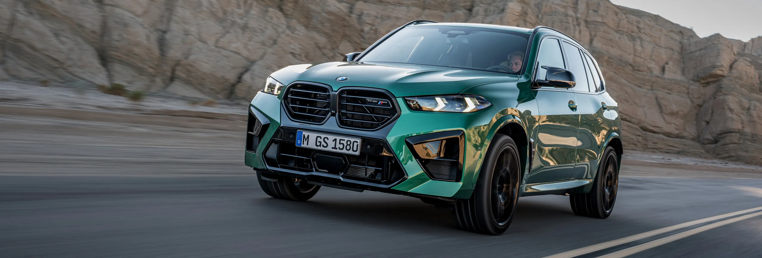 BMW X5 verde en movimiento destacando su diseño premium y dinámico