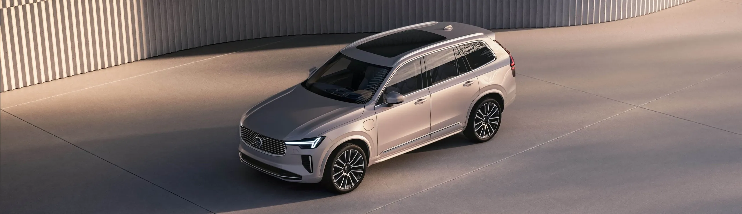 Volvo XC90 blanco en perspectiva lateral mostrando su diseño escandinavo elegante