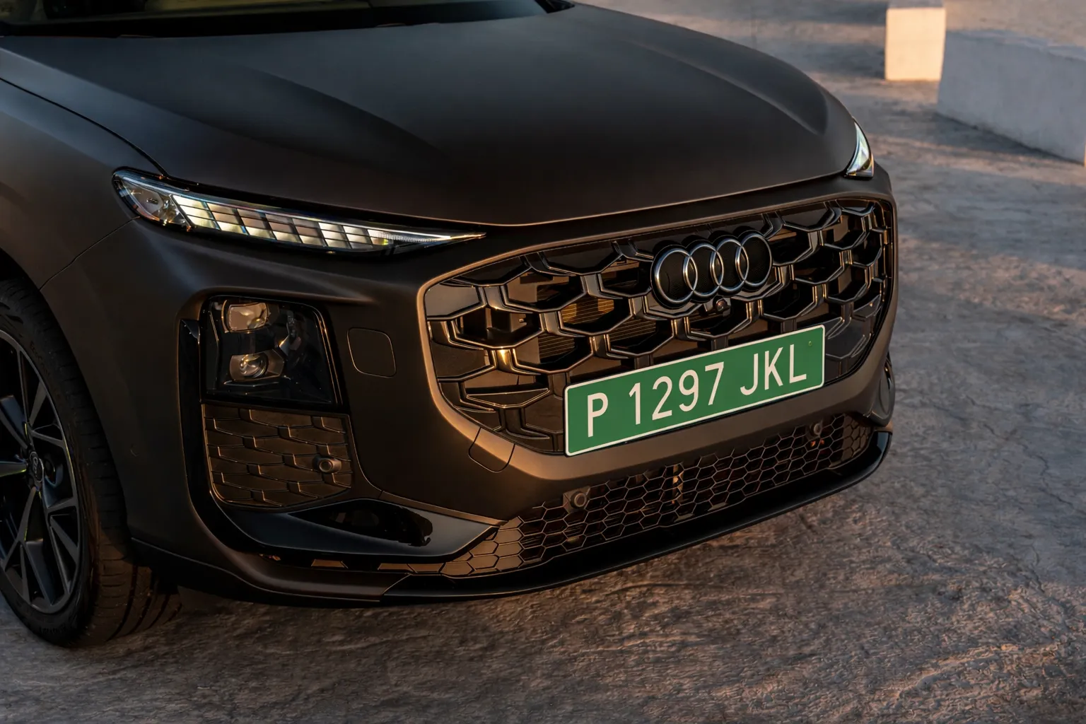 Audi eléctrico con matrícula verde en España aparcado en superficie