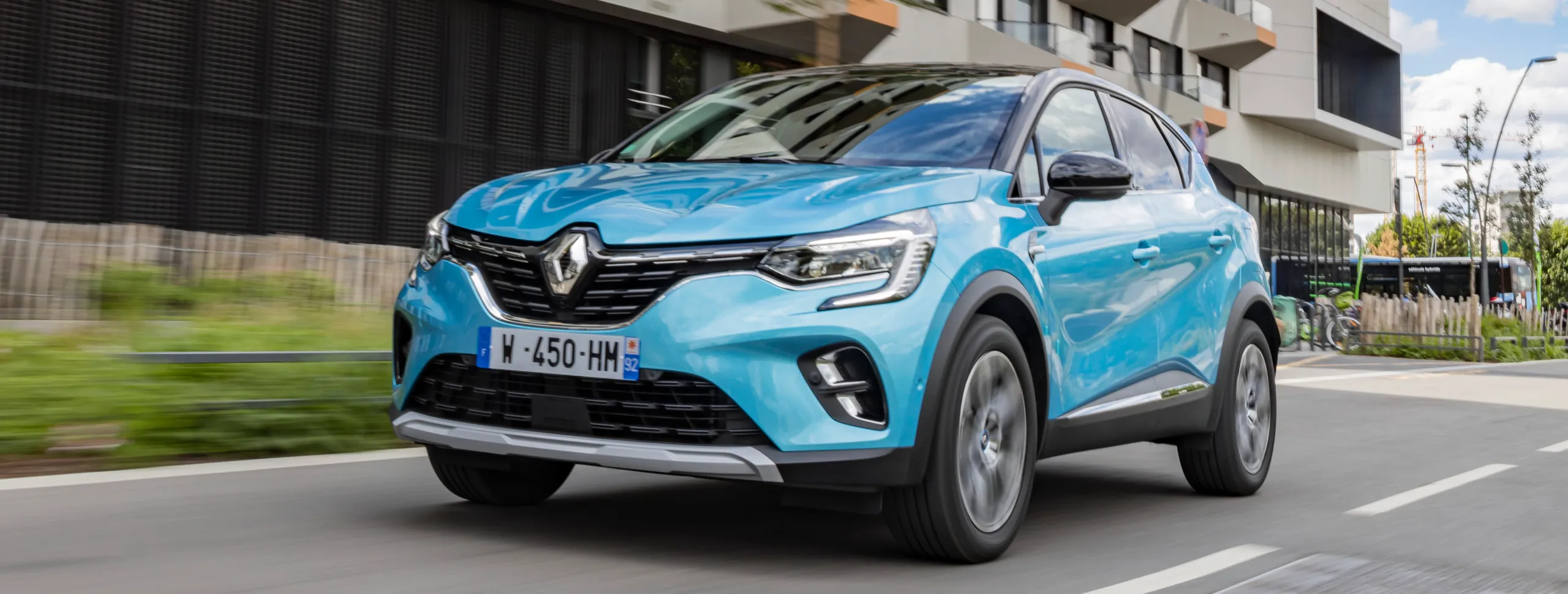 Renault Captur azul circulando por carretera en contexto urbano moderno