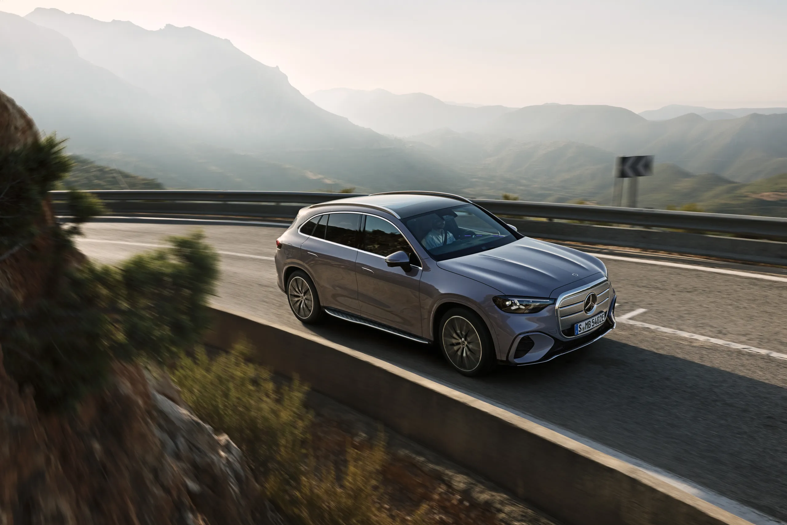 Mercedes-Benz GLA en carretera de montaña con vistas panorámicas