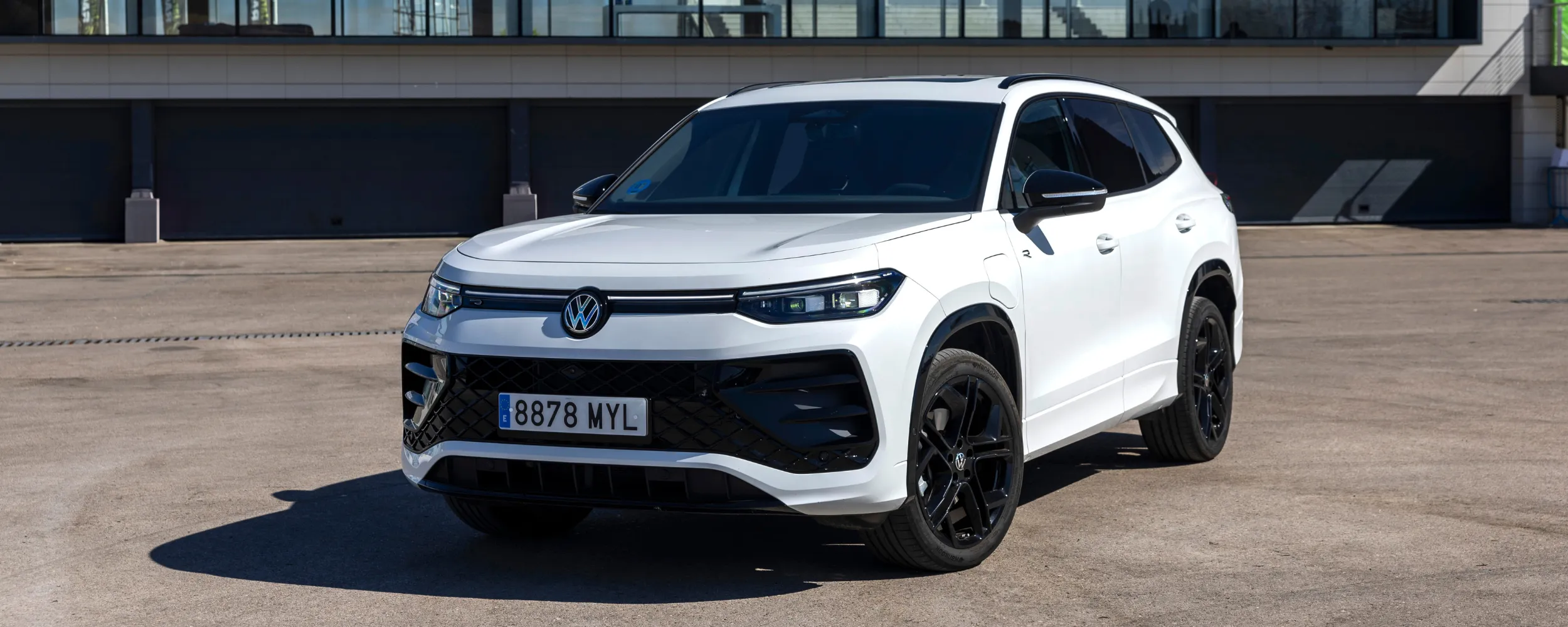 Volkswagen todoterreno blanco moderno aparacado en zona urbana