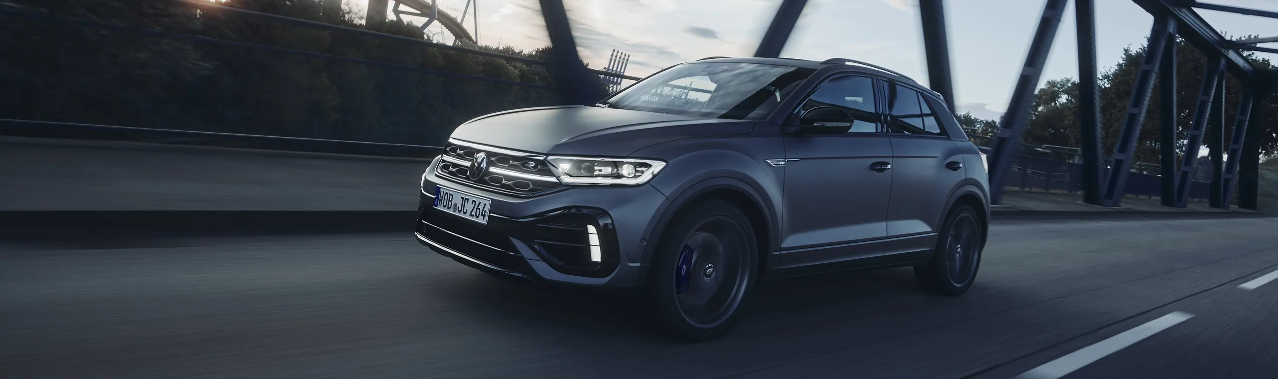 Volkswagen T-Roc azul moderno con líneas fluidas circulando en carretera