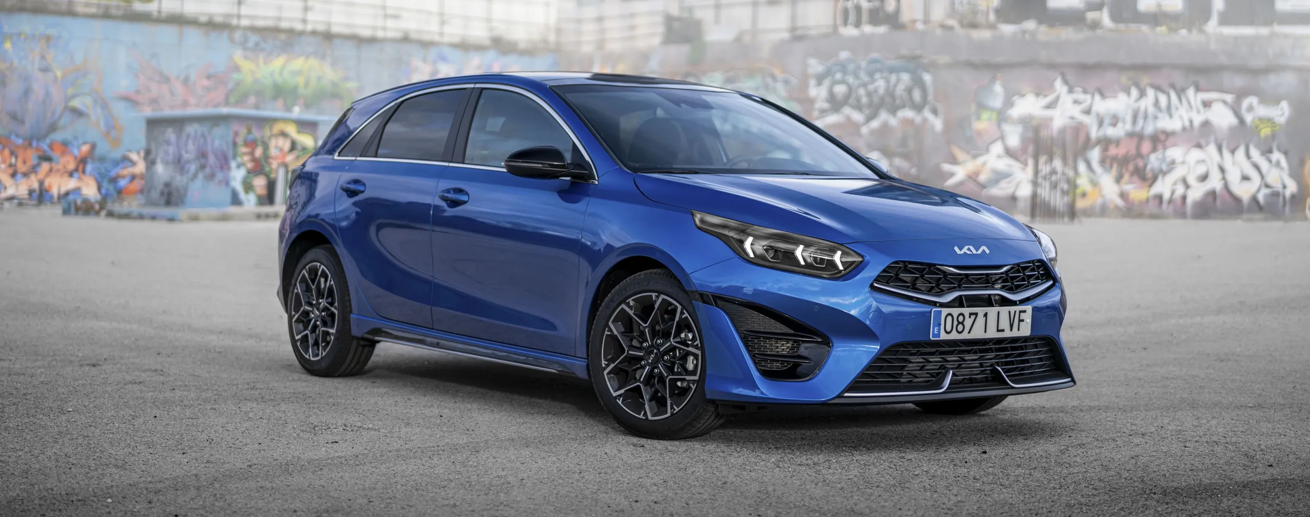 Kia Ceed azul compacto con parrilla tridimensional y líneas marcadas en carrocería
