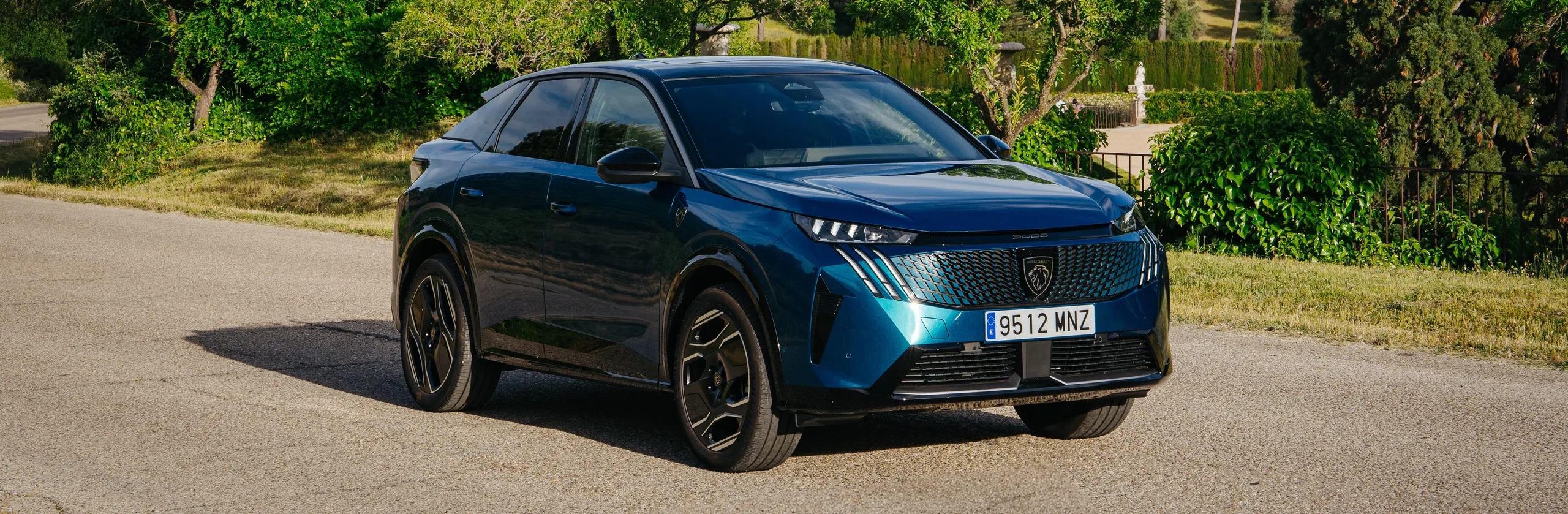 Peugeot 3008 azul metalizado SUV compacto visto de frente en carretera rural