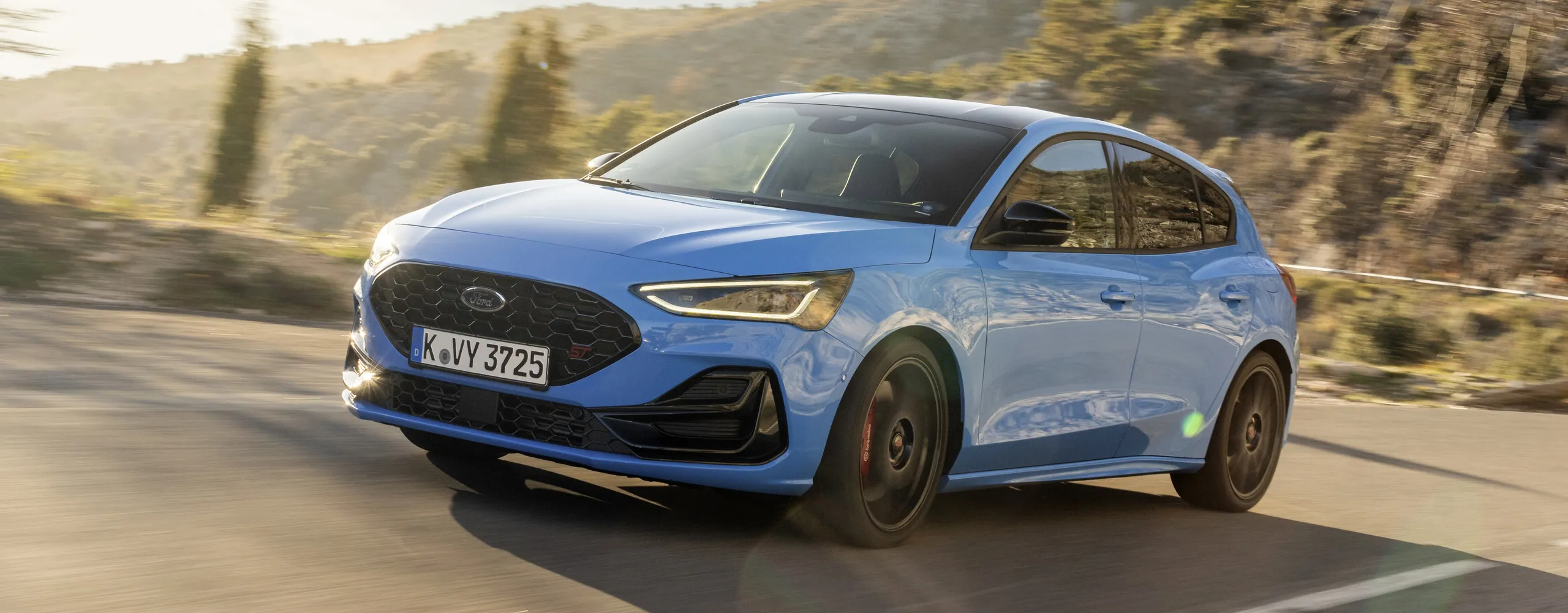 Hyundai i30 N azul en carretera de montaña mostrando su carácter deportivo