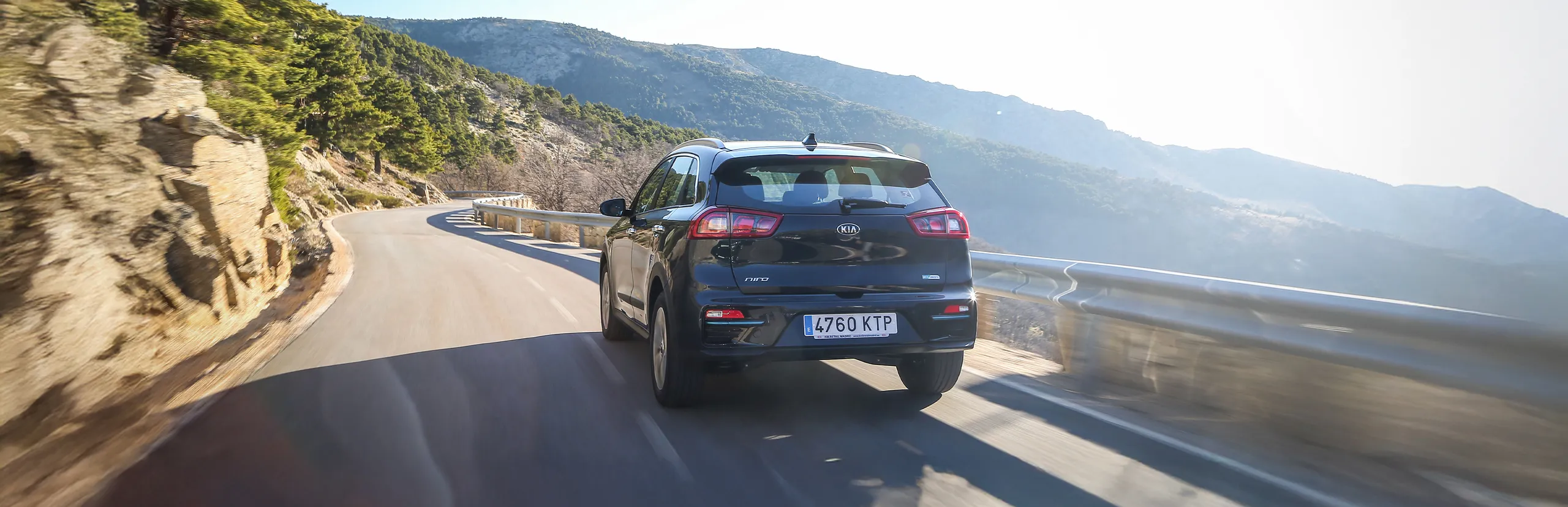 Kia Niro eléctrico circulando por carretera de montaña con curvas y vistas panorámicas