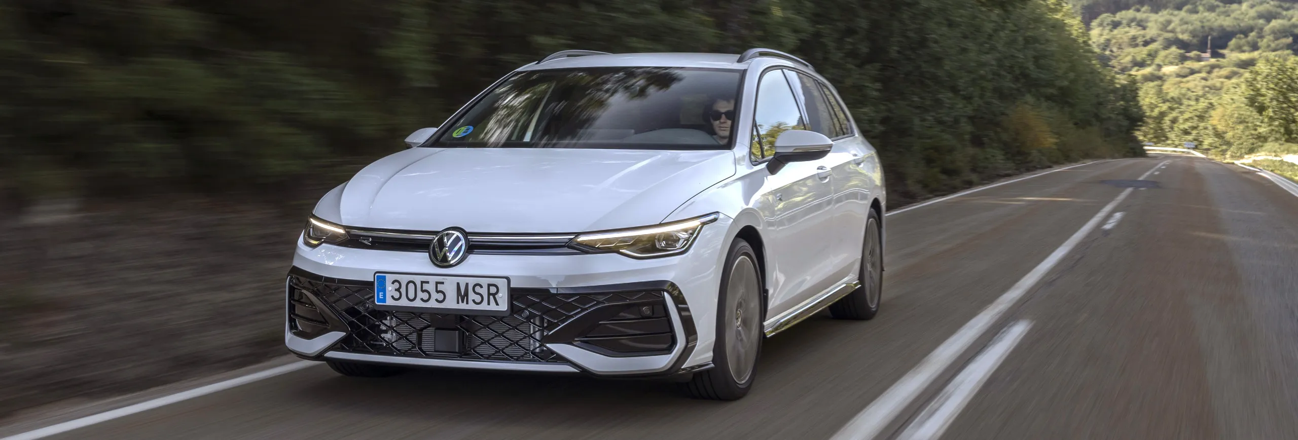 Volkswagen Golf Variant blanco circulando por carretera de montaña