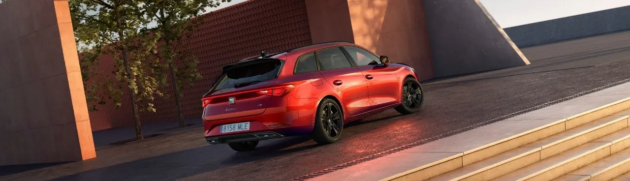 Cupra Leon ST rojo vista trasera en zona urbana moderna