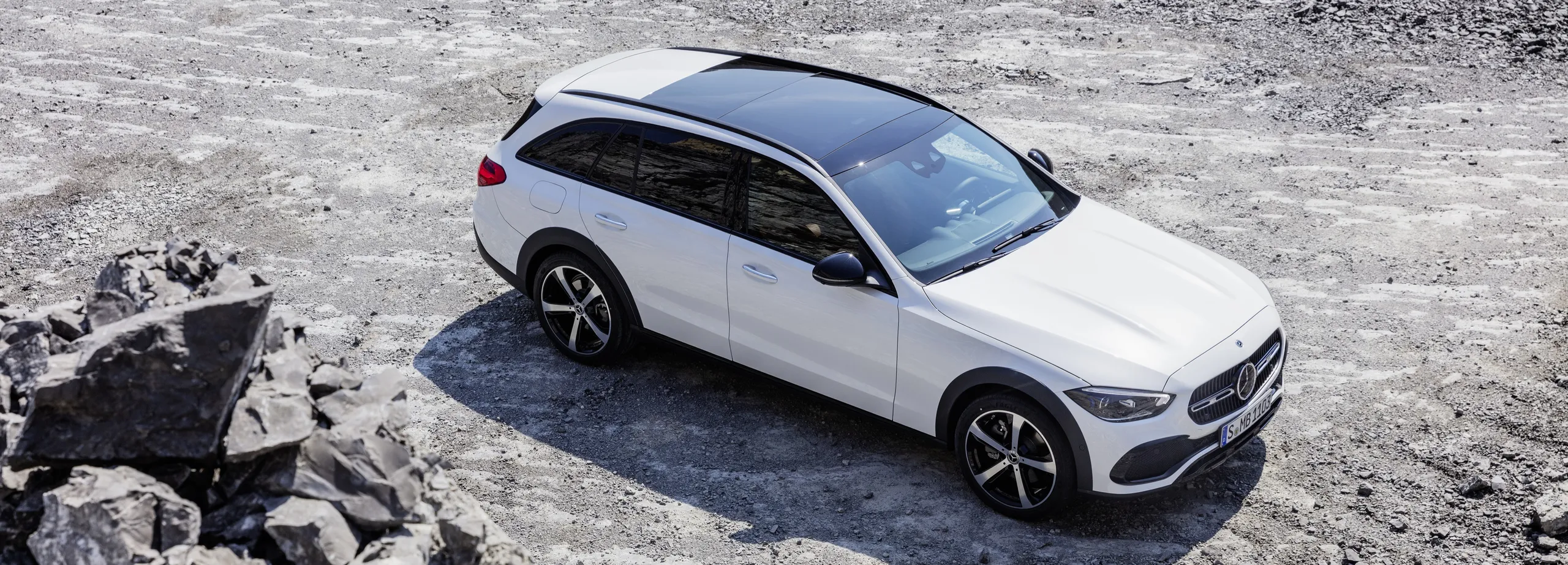 Mercedes-Benz Clase C Estate blanco vista superior en cantera de grava