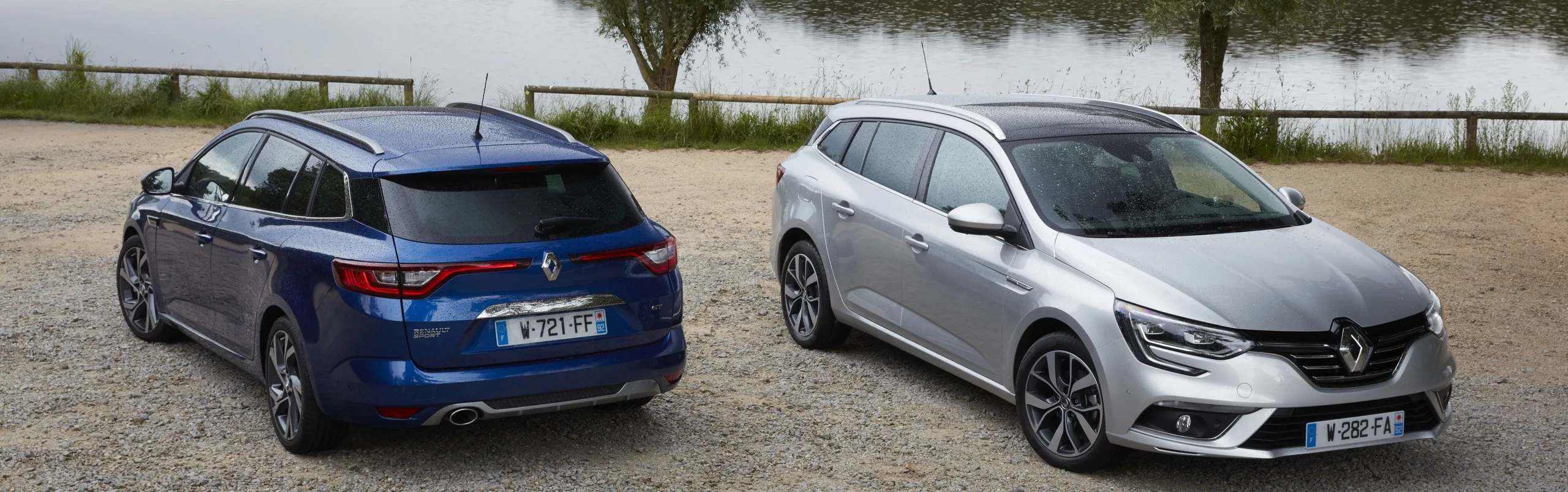 Dos Renault Mégane Sport Tourer en azul y blanco aparcados en la arena