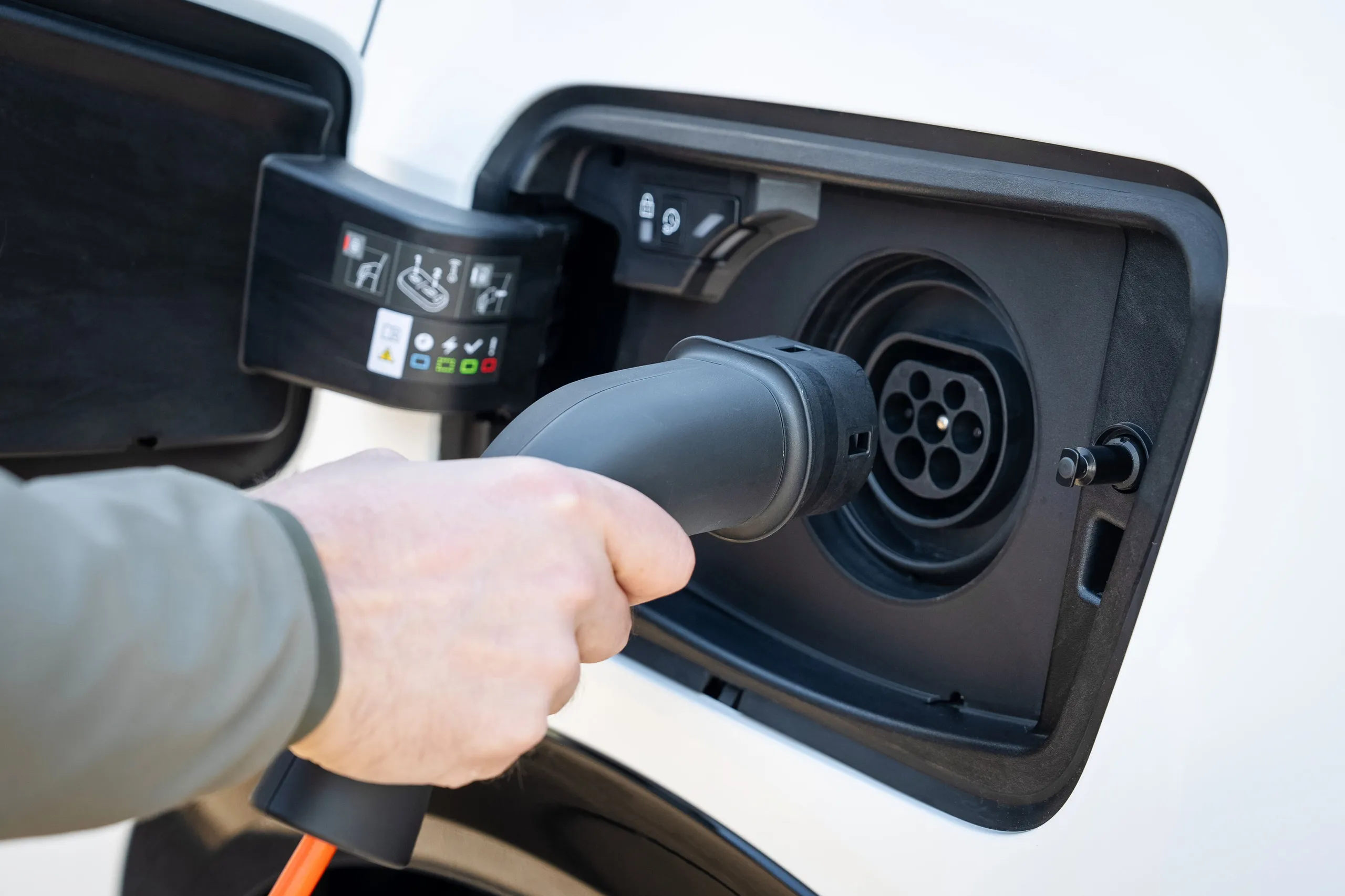 Carga de batería en conector de coche híbrido enchufable moderno