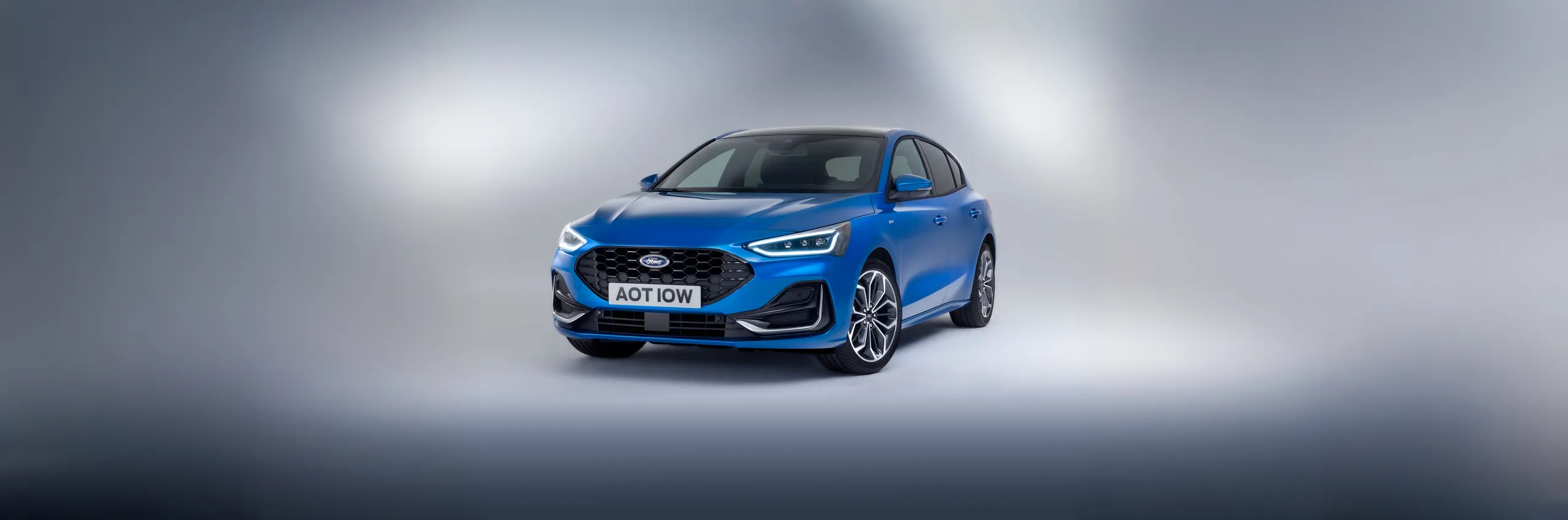 Ford Focus híbrido azul con tecnología microhíbrida MHEV en 2025