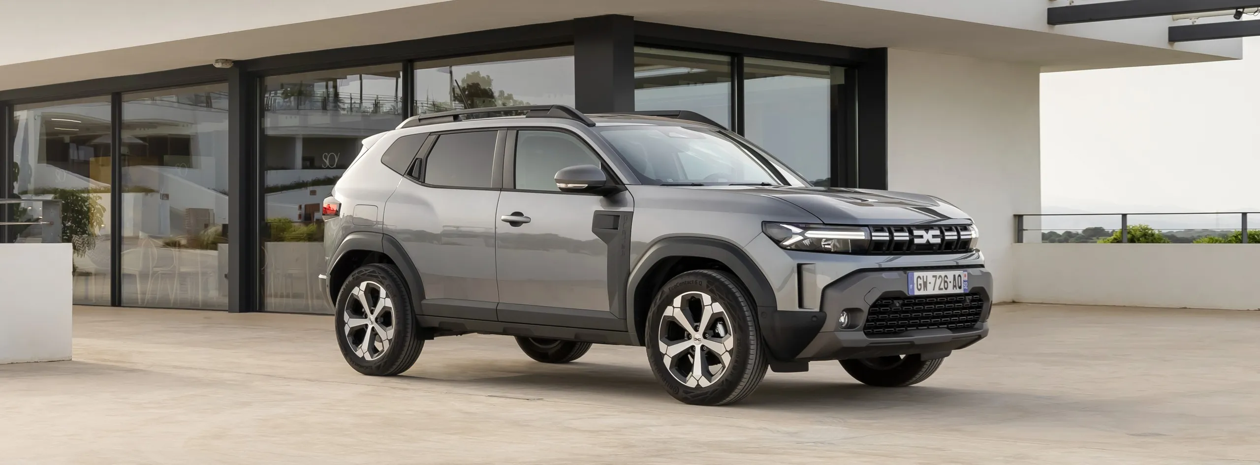 Jeep compacto blanco con tracción total estacionado en porche moderno para camperizar