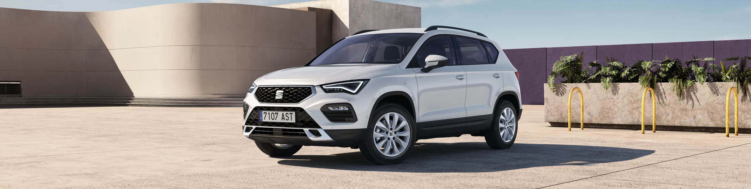Škoda Roomster blanco aparcado en zona urbana moderna para camperizar