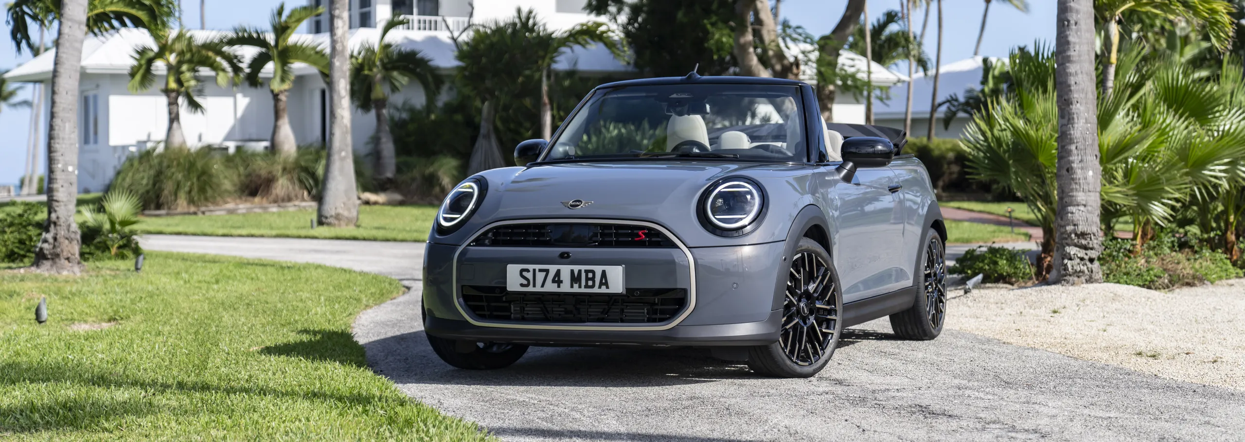 MINI Cooper eléctrico descapotable de color gris en ambiente residencial