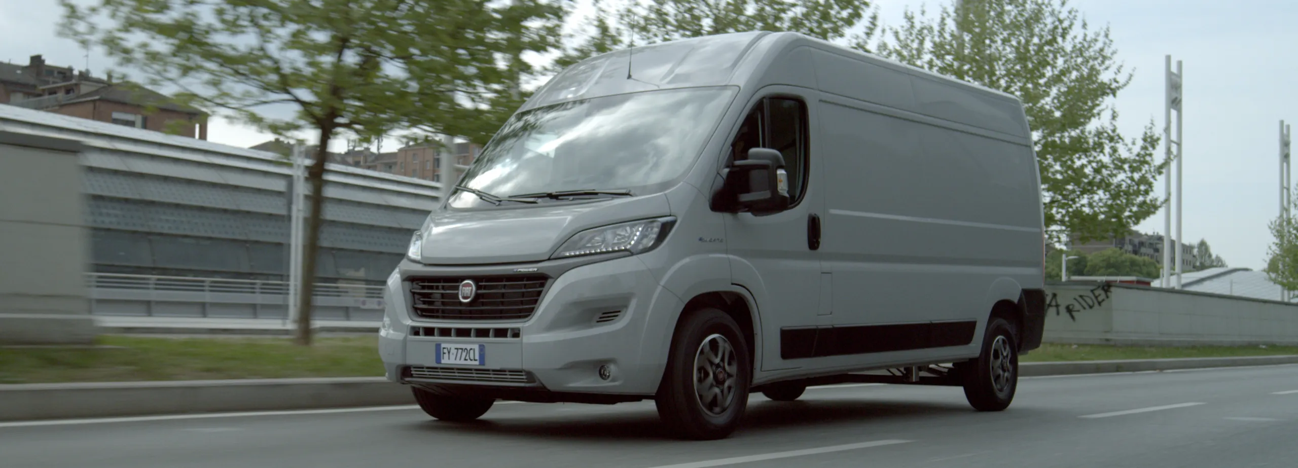 Furgoneta eléctrica blanca Volkswagen ID. Buzz Cargo circulando por carretera