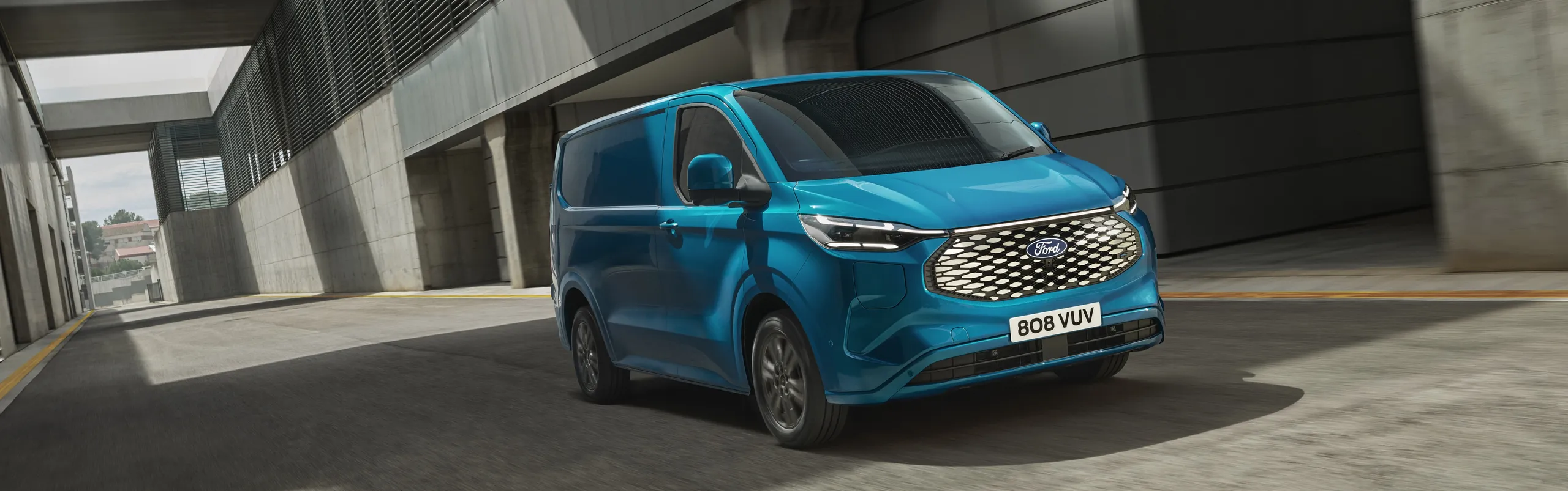 Ford E-Transit Custom azul eléctrica aparcada en garaje subterráneo