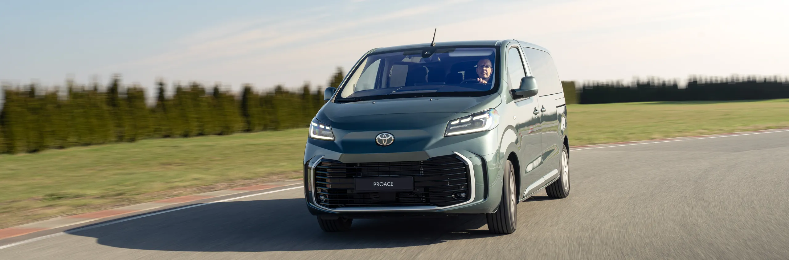 Toyota Proace circulando por carretera, furgoneta ideal para camperizar