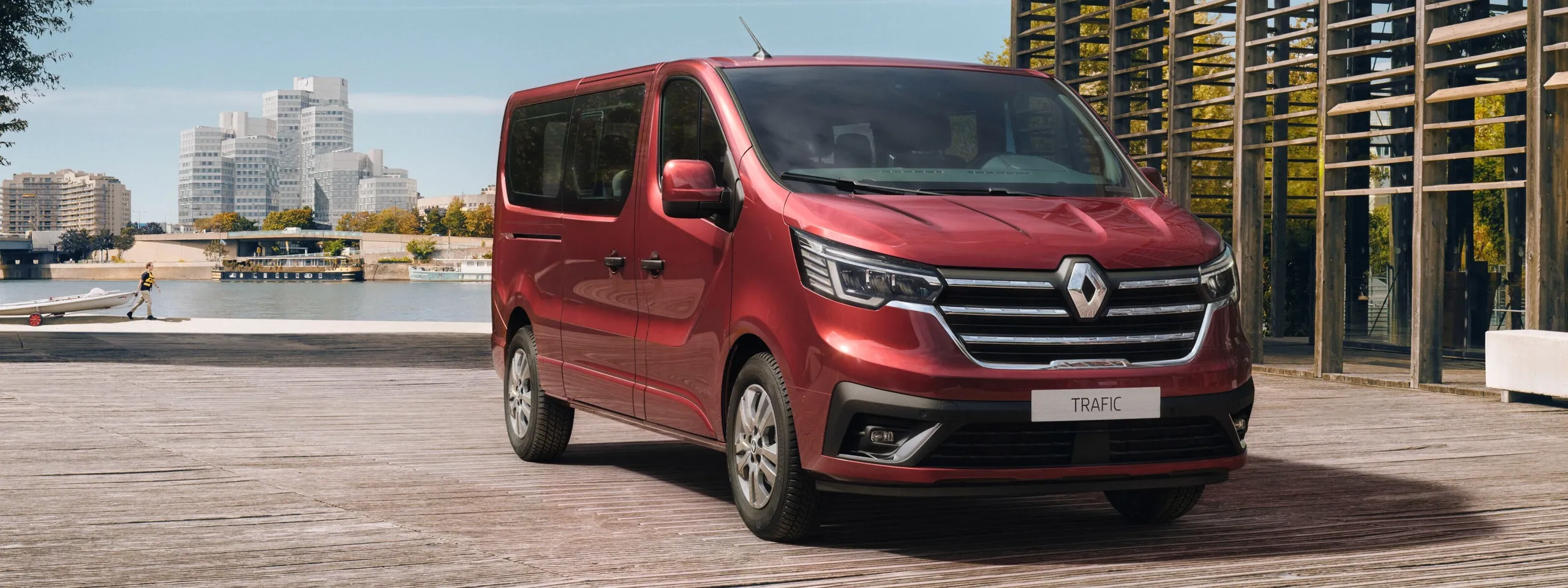Renault Trafic roja aparacada en zona portuaria para camperización