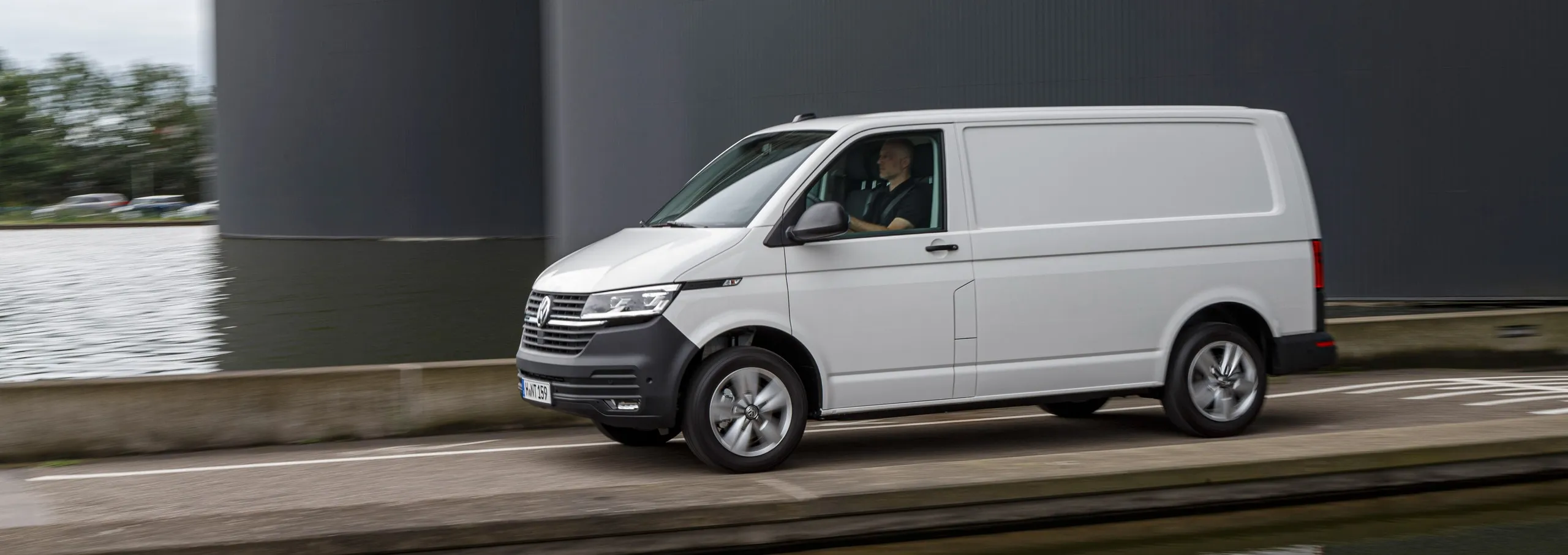 Volkswagen Transporter blanca circulando por carretera, furgoneta ideal para camperizar