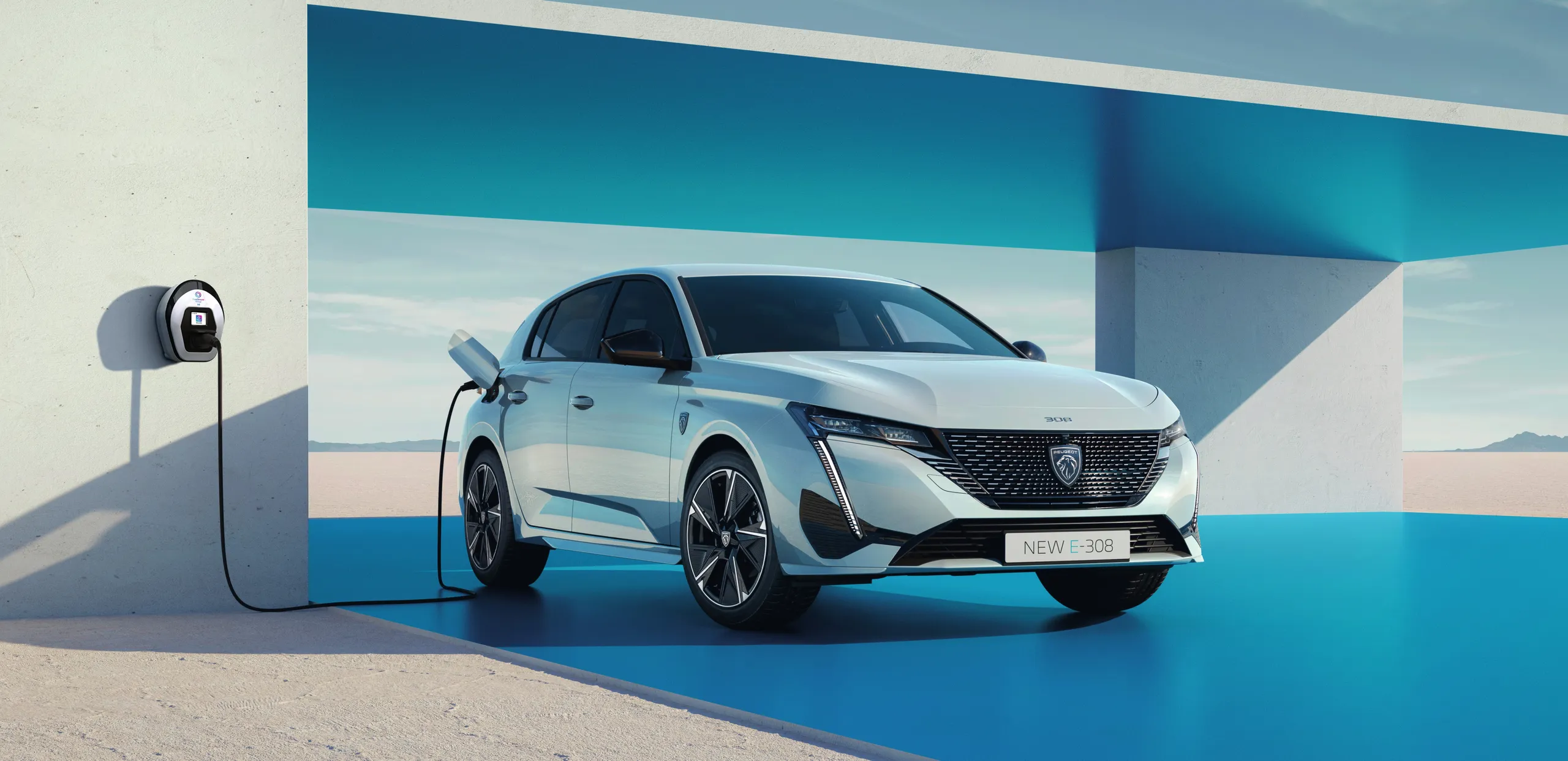 Nuevo Peugeot e-308 híbrido enchufable cargando en estación de recarga rápida