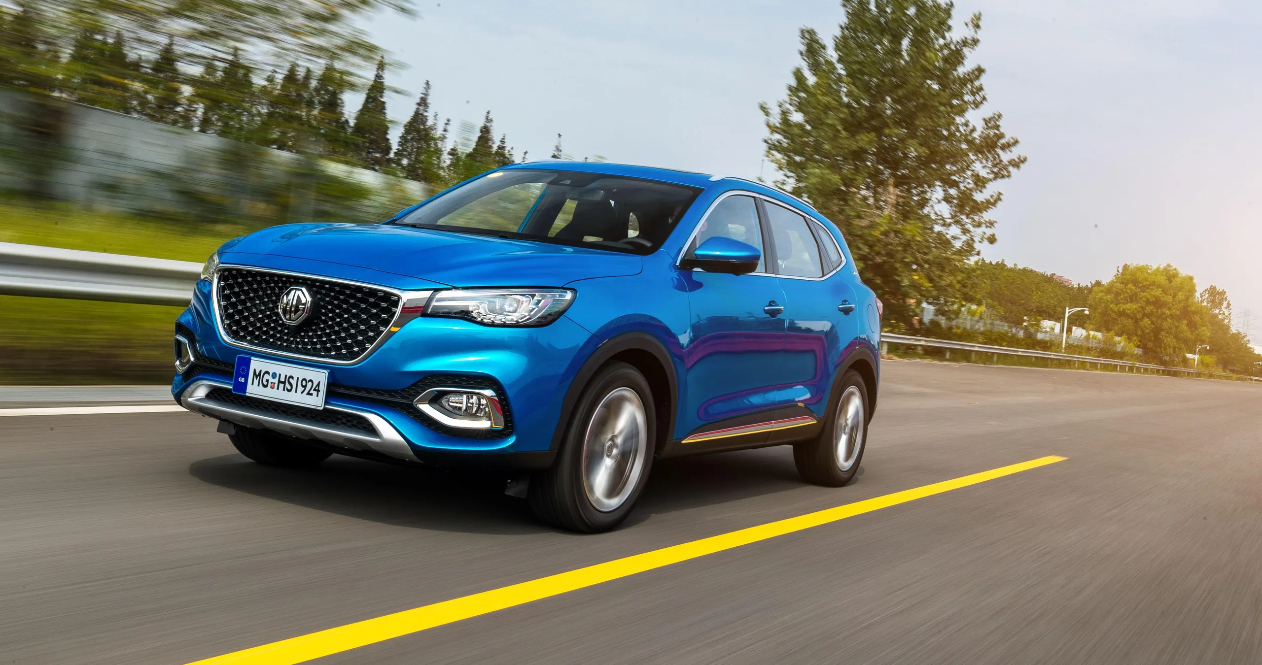 MG HS híbrido enchufable azul circulando por carretera en prueba dinámica