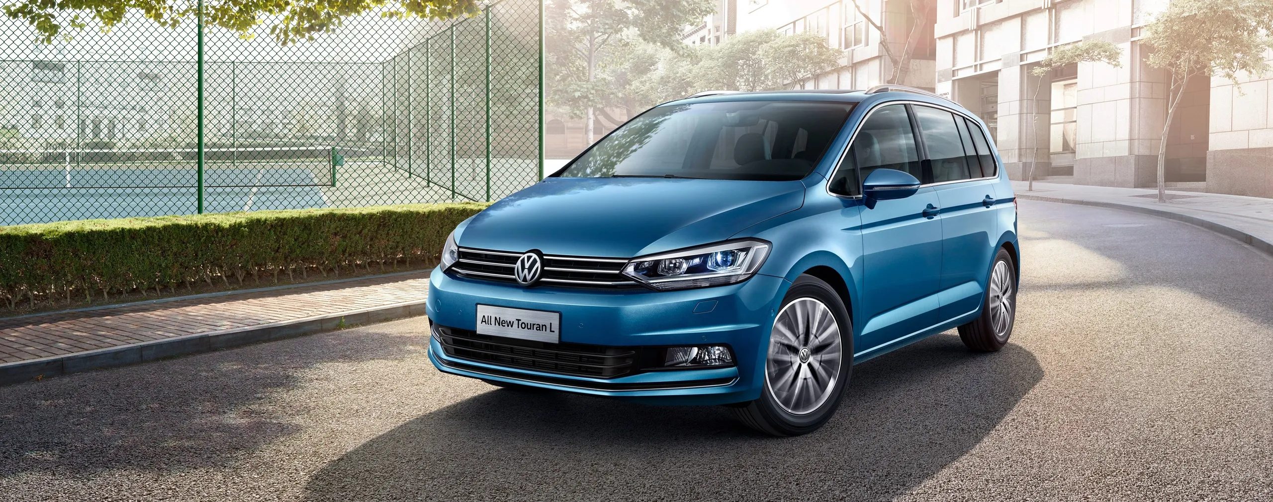 Volkswagen Touran L azul de frente en aparcamiento urbano