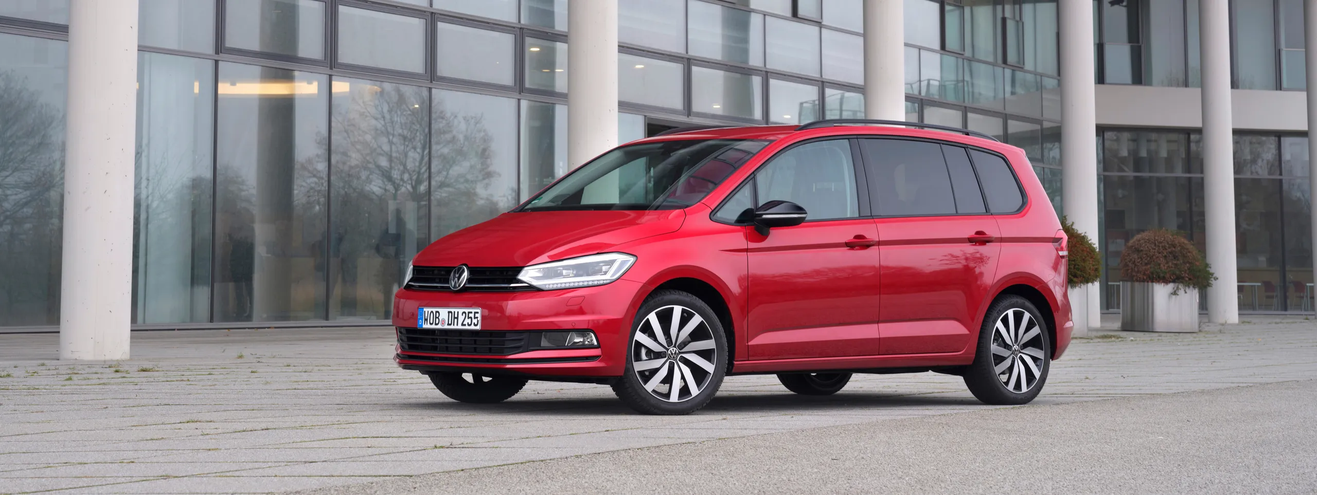 Volkswagen Touran rojo monovolúmen familiar de segunda mano