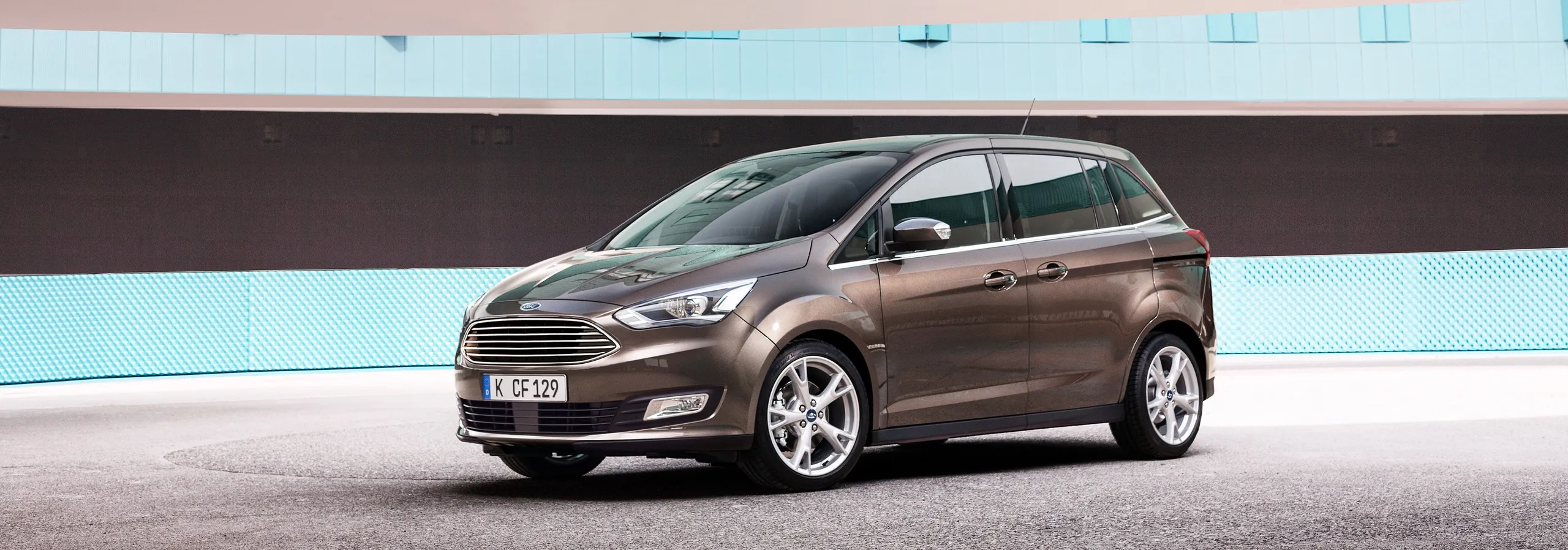 Ford C-Max monovolumen marrón de ocasión en perfecto estado de conservación