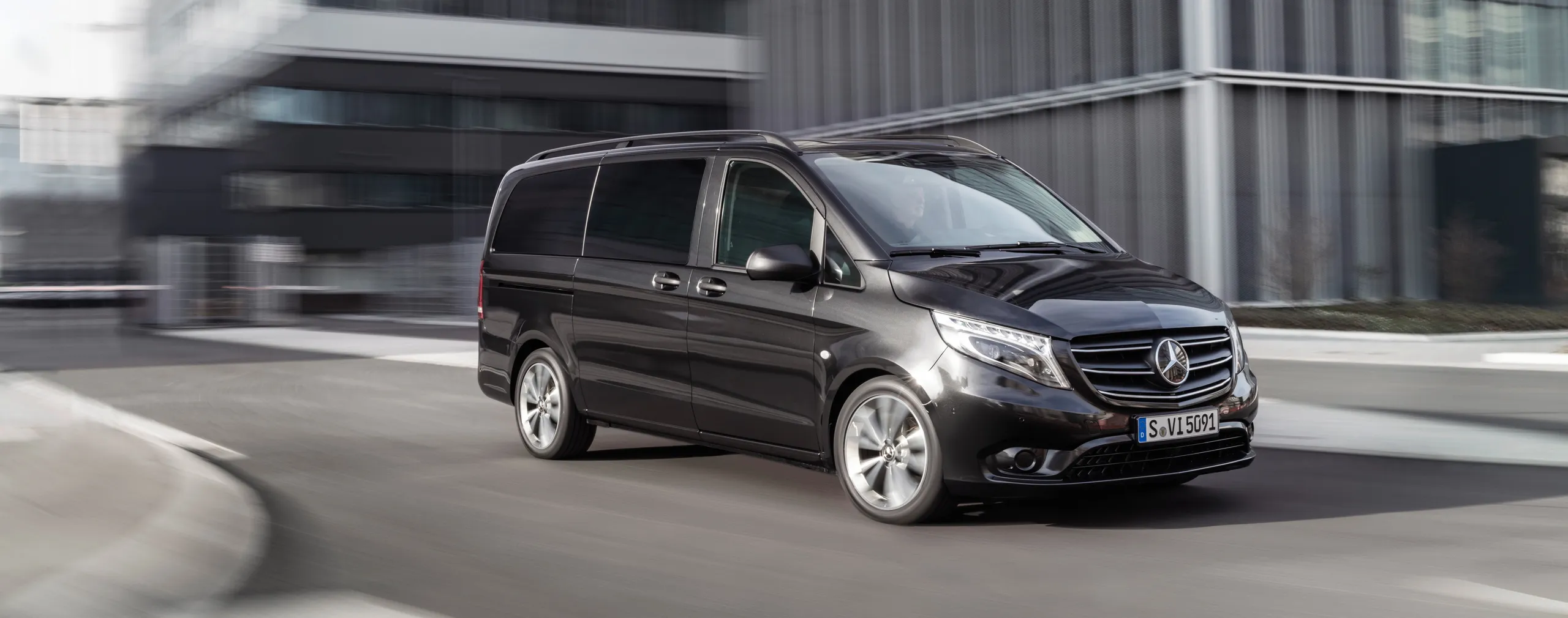 Mercedes-Benz Vito negro en movimiento, monovolumen familiar de ocasión