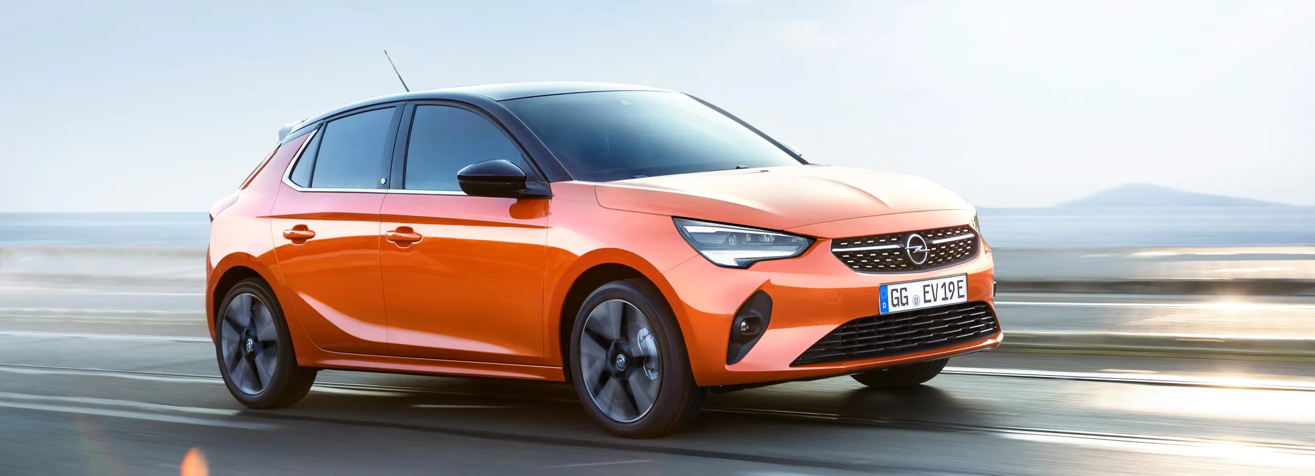 Hyundai i20 naranja en movimiento, utilitario compacto para jóvenes conductores