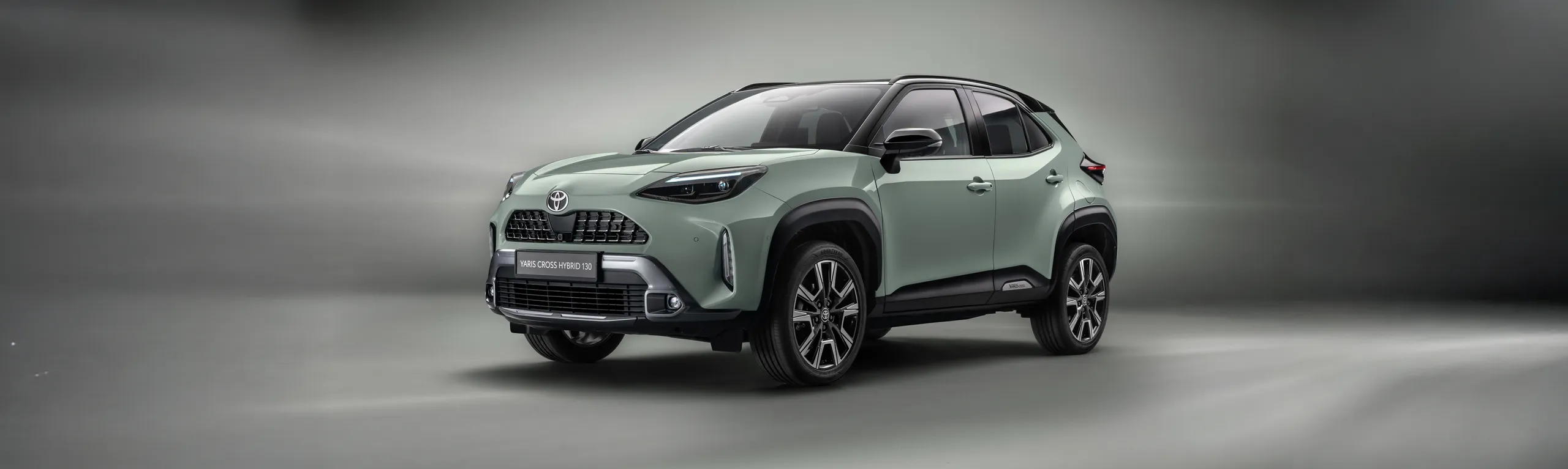 Toyota Yaris Cross híbrido en color verde claro vista lateral frontal