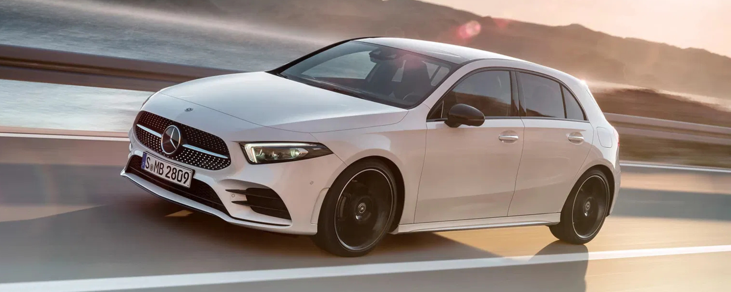 Mercedes Clase B blanco en movimiento mostrando el diseño compacto del monovolumen